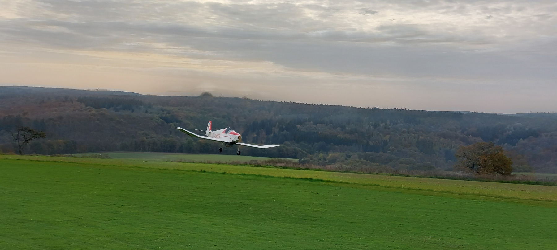 Jodel im Überflug von links